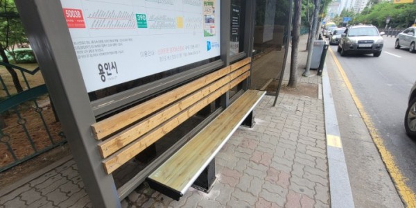 4-1. 동백1동이 버스승강장 5곳에 온열의자를 설치했다..jpg