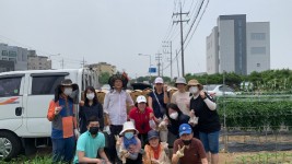 4. 구성동 통장협의회가 성금 마련을 위한 감사를 수확한 뒤 기념촬영을 하고 있다..jpg