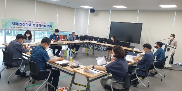 5. 수지구보건소 치매안심센터가 치매안심마을 운영을 위해 주민자치센터, 지구대 관계자들과 진행한 회의 모습.jpg