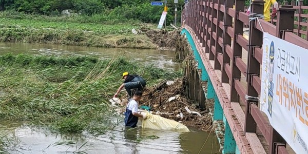 8-1. 유림동 유관단체 관계자들이 집중호우로 떠 내려온 경안천 쓰레기를 수거하고 있는 모습.jpg