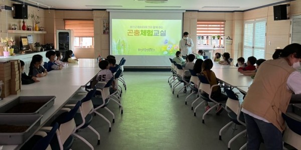 3-1. 농촌테마파크 체험 강사가 곤총체험교실 강의를 하고 있는 모습.jpg