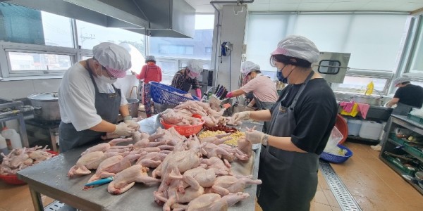 4-1. 경기도여성단체협의회 용인시지회 관계자들이 삼계탕을 만들고 있다..jpg