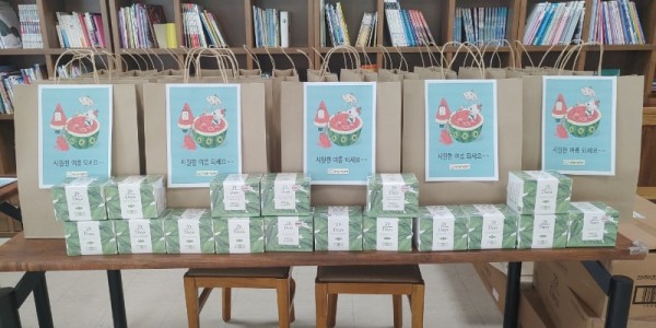 9. 영덕동마을쟁이가 영덕1동 저소득 여성가구에 위생용품 240팩을 전달했다..jpg