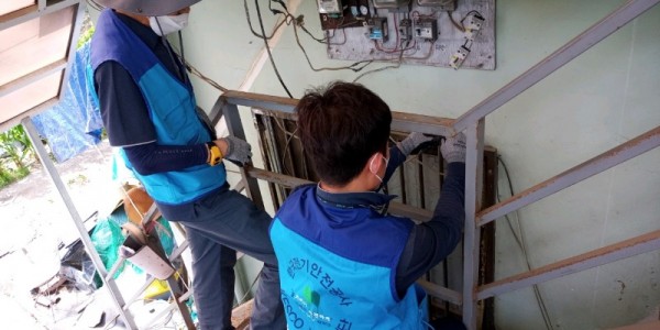 4. 역북동이 한국전기안전공사 용인지사와 함께 관내 취약계층 8가구를 대상으로 전기 안전점검을 벌였다..jpg