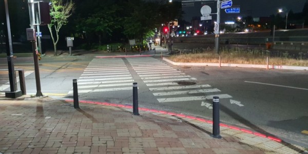 5. 쥬네브삼거리 바닥형보행신호등.jpg