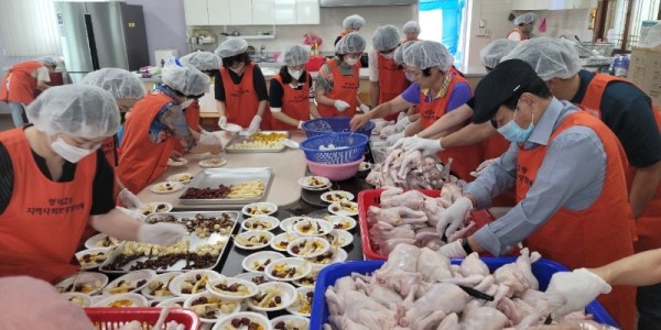 6-2. 영덕2동 협의체 위원들이 삼계탕 재료를 직접 손질하고 있다..JPG