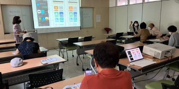 2. 마북동 주민자치위원회가 어르신들을 대상으로 키오스크 교육을 진행했다..jpeg