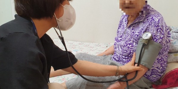 3-1. 보건소 관계자가 건강 취약계층 가구를 방문해 혈압을 측정하고 있는 모습.JPG