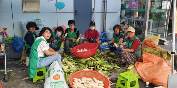 9. 12일 이동읍 새마을부녀회 관계자들이 직접 옥수수를 삶아 판매하는 장터를 열었다.jpg