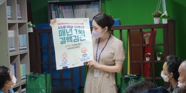 5. 시 관계자가 어르신들을 대상으로 결핵 예방 교육을 하고 있는 모습.jpg