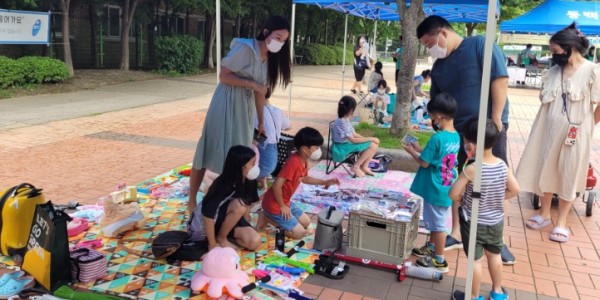 8-1. 동백1동 나눔장터에 어린이들이 판매자로 참여한 모습.jpg