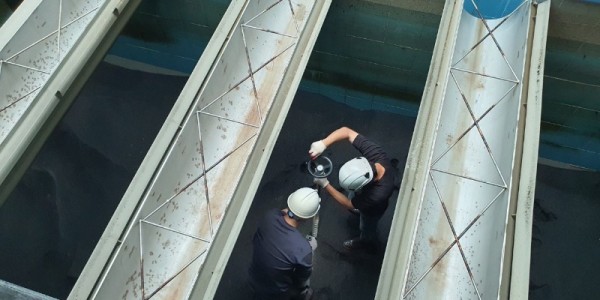 2-2. 용인정수장에서 활성탄 여과지 점검을 위해 수돗물 샘플을 채취하는 모습.jpg