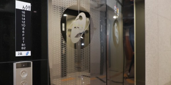 4. 용인시청사 엘리베이터에 짝수층 운행이 표기되어 있는 모습.jpg