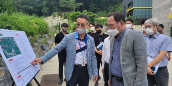 5-2. 권오성 구청장이 고기교 현장을 찾아 현황을 확인하고 있다..JPG