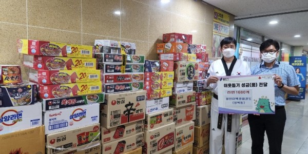7. 220722_수지구, 용인대 백호태권도장 원생들 이웃돕기 라면 1680개 기탁_사진.jpg