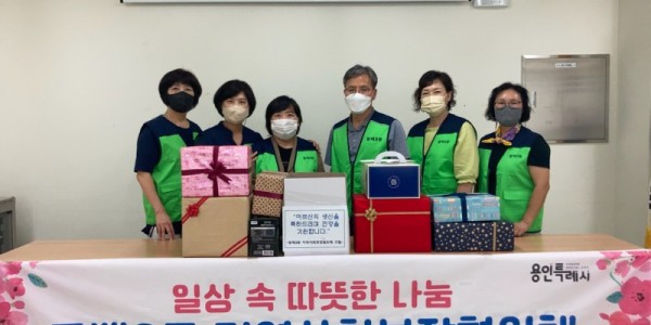 3. 동백3동 협의체 위원들이 홀로어르신 생신 축하에 앞서 기념촬영을 하고 있다.jpg