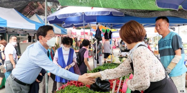 5-1. 이상일 시장이 용인중앙시장을 찾아 상인들과 인사하고 있다..JPG