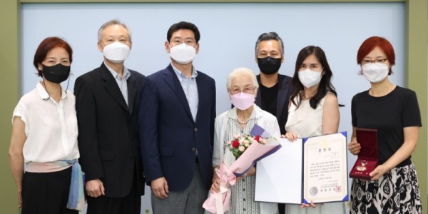 3-1. 이상일 용인시장이 고(故)이재구 병장의 유족에게 화랑무공훈장을 전수하고 기념촬영을 하고 있다..jpg