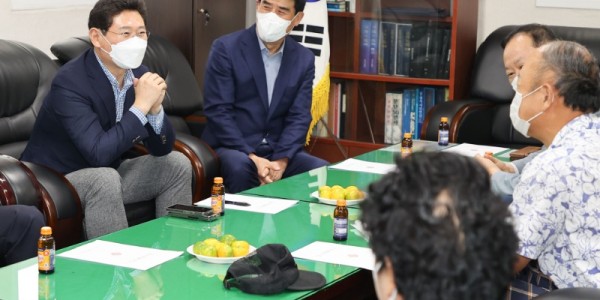 이상일 용인시장이 대한민국재향군인회 용인지회 관계자들을 만나 이야기를 나누고 있다..jpg