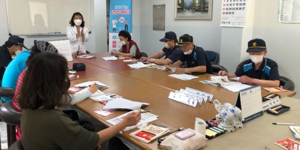 5. 기흥구보건소 관계자가 지난 25일 관내 위치한 영통빌리지에서 _찾아가는 건강 경비대 교육_을 진행하고 있다..JPG