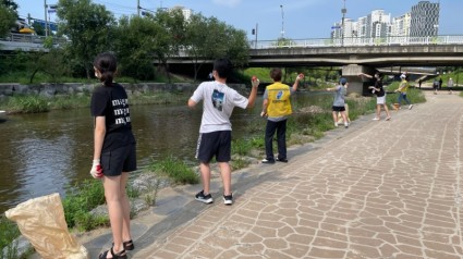 6. 죽전2동 주민자치위원회가 ‘깨끗한 탄천 만들기 위한 EM흙공 던지기 행사’를 진행했다..JPG