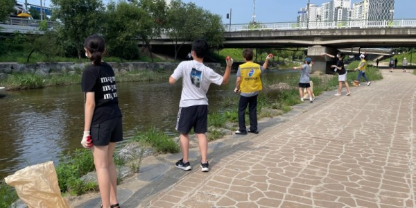 6. 죽전2동 주민자치위원회가 ‘깨끗한 탄천 만들기 위한 EM흙공 던지기 행사’를 진행했다..JPG