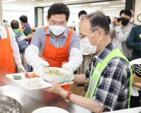 이상일 용인시장이 중복 맞이 삼계탕 나눔 행사에 참석해 한 어르신에게 삼계탕을 드리고 있다..jpg