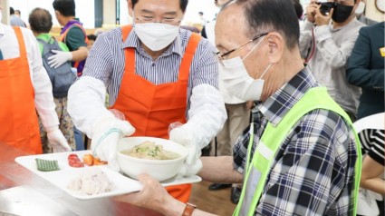 이상일 용인시장이 중복 맞이 삼계탕 나눔 행사에 참석해 한 어르신에게 삼계탕을 드리고 있다..jpg