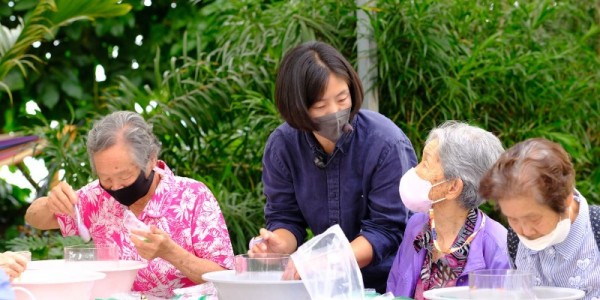 3-1. 주간복지센터 어르신들 대상으로 팜앤트리에서 테라리움 만들기, 강의하고 있는 모습.JPG