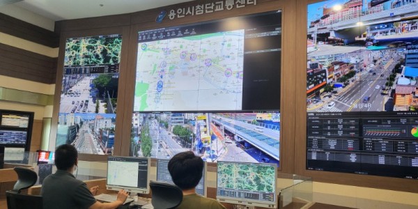 2. 긴급차량 운행 모니터링 중인 용인시첨단교통센터 상황실 모습.jpg