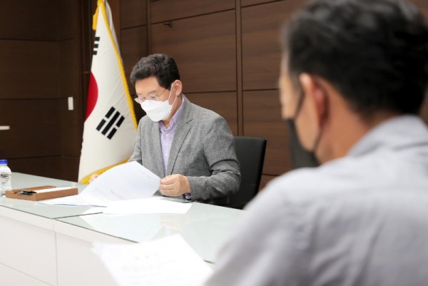 8-2. 이상일 용인특례시장이 28일 처인구 이동읍 서리 주민들과 만난 자리에서 동물장묘시설 건립과 관련된 내용을 살피고 있다..jpg