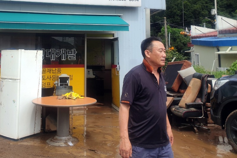 6. 220810 이상일 용인특례시장, 수해 현장에서 인명 구조 주민에게 의인 표창_사진(5) 갑자기 불어난 물 때문에 승용차에서 빠져나오지 못하고 있던 시민을 구한 이강만 씨.jpg