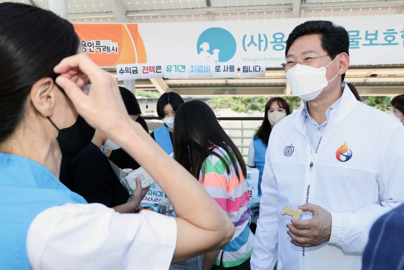 이상일 용인특례시장이 27일 용인특례시청 하늘광장에서 열린 반려동물축제 ‘용인시와 행복하개’에서 (사)용인시동물보호협회 관계자와 이야기를 나누고 있다..jpg