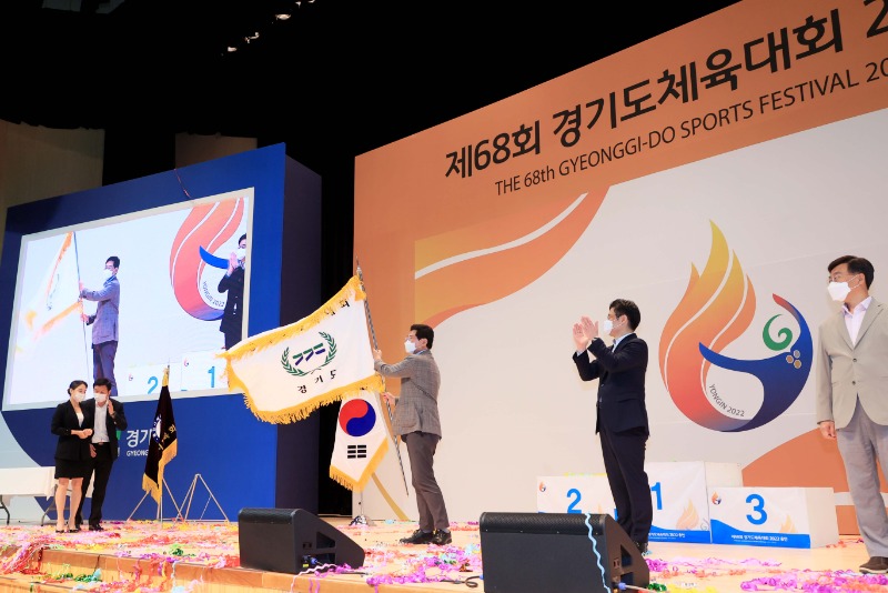 이상일 용인특례시장이 27일 _제68회 경기도체육대회 2022 용인_ 폐회식에서 대회기를 흔들고 있다..JPG