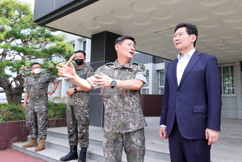 2-2. 이상일 용인특례시장이 배현국 제55보병사단장과 지역 현안에 대해 이야기 하고 있다..JPG