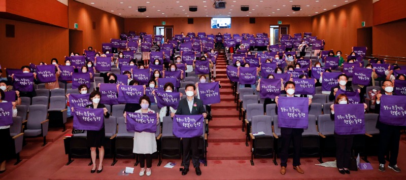 이상일 용인특례시장이 30일 ‘2022년 용인시 양성평등주간 기념식’에서 참석자들과 ‘모두가 존중받는, 행복한 동행’이라고 쓰인 보라색 천을 들고 흔들고 있다..jpg