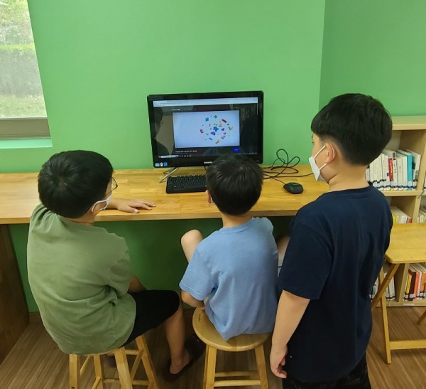 1. 용인시 책나무작은도서관에서 어린이들이 VOD 영상콘텐츠를 보고 있는 모습.jpeg