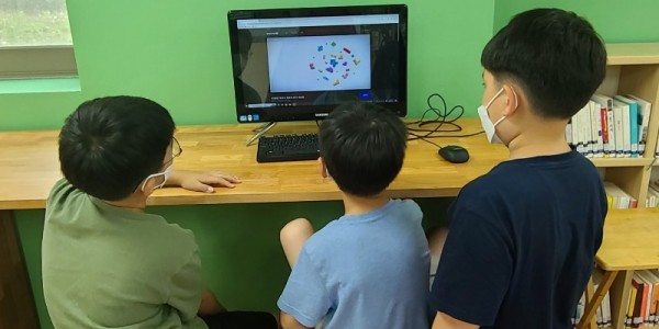 1. 용인시 책나무작은도서관에서 어린이들이 VOD 영상콘텐츠를 보고 있는 모습.jpeg