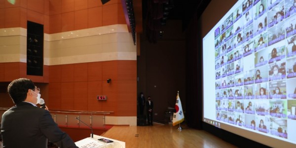 이상일 용인시장이 용인시에서 근무하고 있는 7급 이하의 공직자 70여 명을 화상으로 만나 다양한 주제의 대화를 나누고 있다. (2).jpg