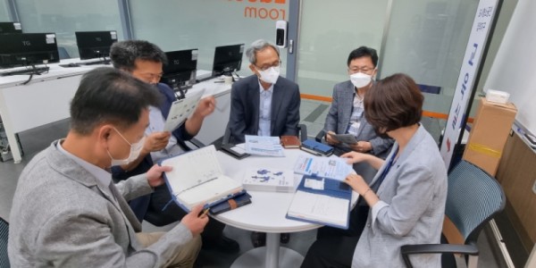 1-2. 백전노장 수출 멘토 3인과 시 관계자가 한 자리에 모여 논의하고 있는 모습.jpg