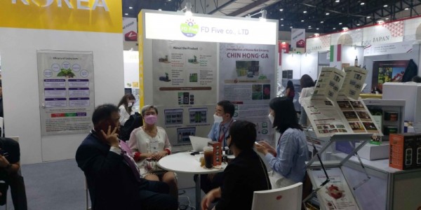 1-1. 태국 방콕 식품전시회에서 현지 바이어와 상담 중인 에프디파이브 관계자.jpg