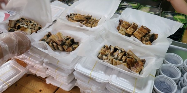 상상마을봉사단이 기탁한 장어도시락 (2).jpg