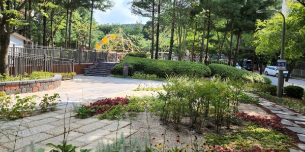 5-2. 새 단장을 마친 김량장동 아리랑어린이공원 ·소공원 모습.jpg