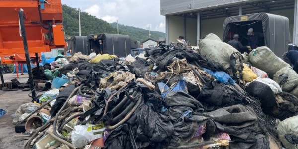 9. 모현읍이 시설하우스 주변에 방치된 영농폐기물 54톤을 수거했다..jpeg