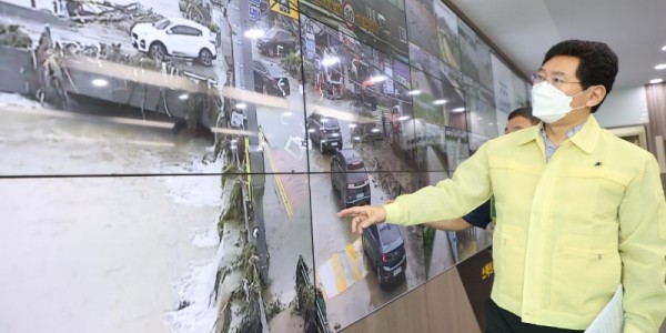 9-5. 이상일 용인특례시장이 용인시 재난안전대책본부에서 재난상황을 보고 받고 있다..jpg