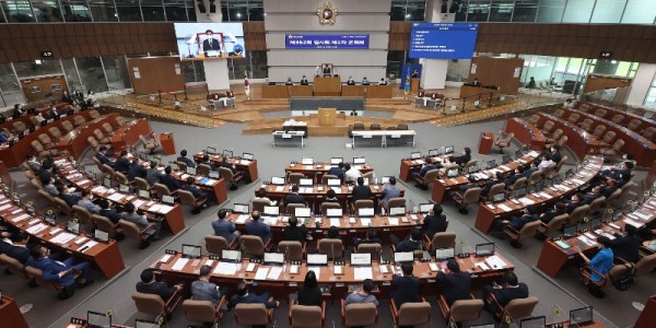 220809 염종현 의원, 제11대 경기도의회 전반기 의장 당선 (3).jpg