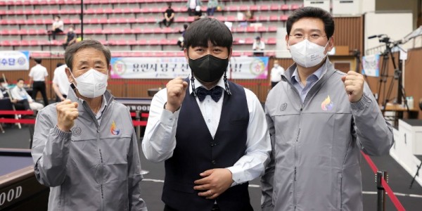 5-1. 이상일 용인특례시장이 조효상 용인특례시체육회장, 김동준 선수와 기념촬영을 하고 있다..JPG