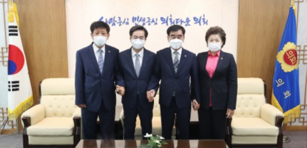 220810 염종현 의장 등 신임의장단, 공식임기 첫날 경기지사.경기도교육감 접견...기관 간 협치의지 다져v1 (1).jpg