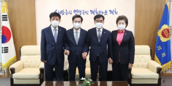 220810 염종현 의장 등 신임의장단, 공식임기 첫날 경기지사.경기도교육감 접견...기관 간 협치의지 다져v1 (1).jpg