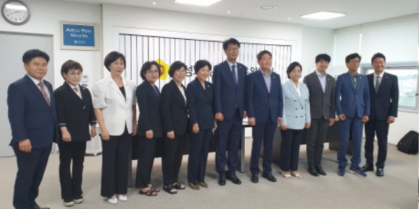 220810 김재균 의원, 여성가족평생교육위원회 위원장 선출 도민의 안전과 행복 가장 우선할 것 (2).jpg